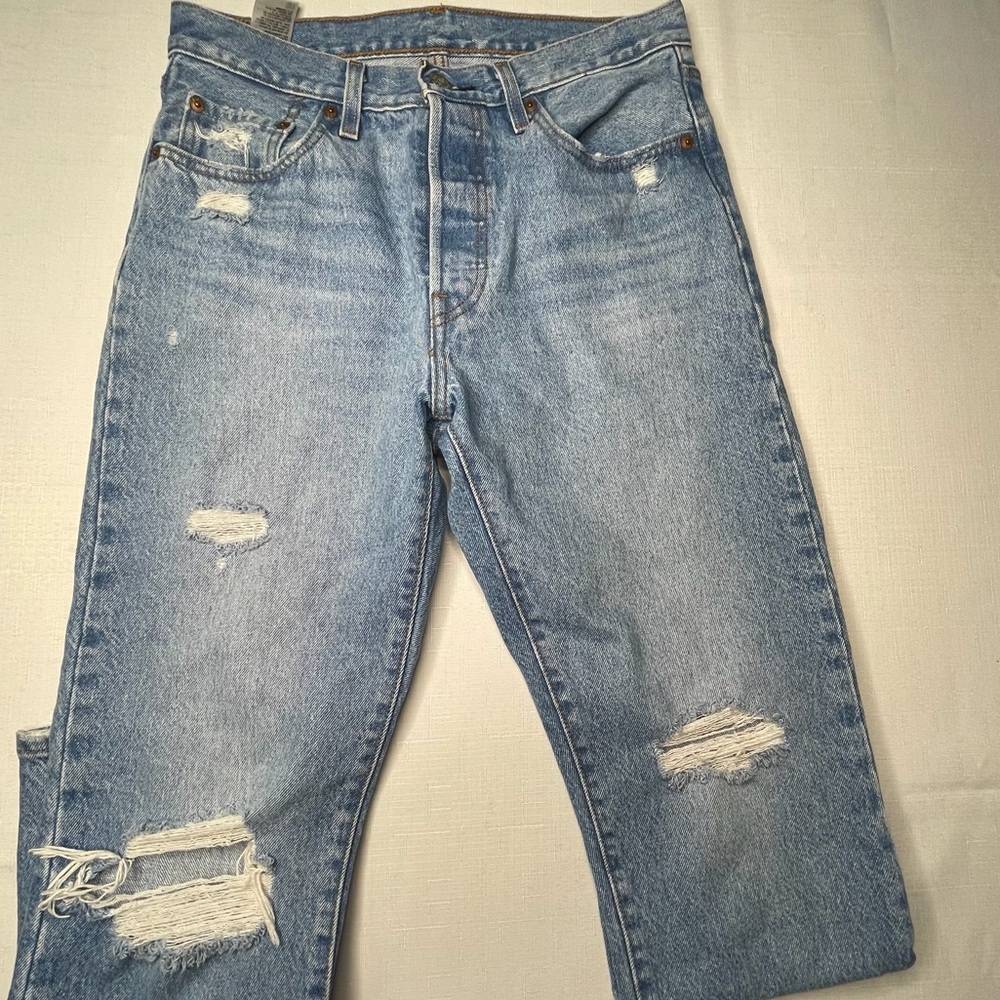 Levi's womens button fly Light Blue Distressed Relaxed Jeans 28 x‎ 26